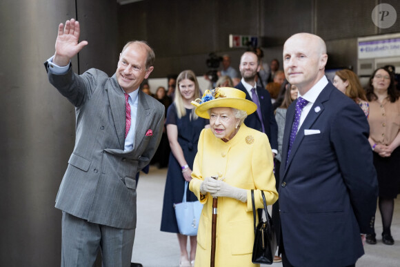 La reine Elizabeth II et son fils le prince Edwards à la station de métro Paddington de Londres pour l'inauguration de la Elizabeth Line, mardi 17 mai 2022. Photo by Andrew Matthews/PA Wire/ABACAPRESS.COM