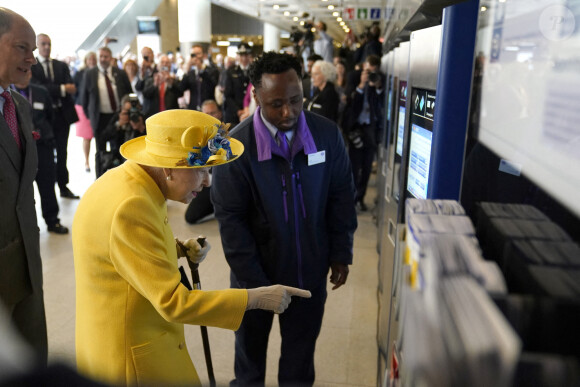 La reine Elizabeth II à la station de métro Paddington de Londres pour l'inauguration de la Elizabeth Line, mardi 17 mai 2022. Photo by Andrew Matthews/PA Wire/ABACAPRESS.COM