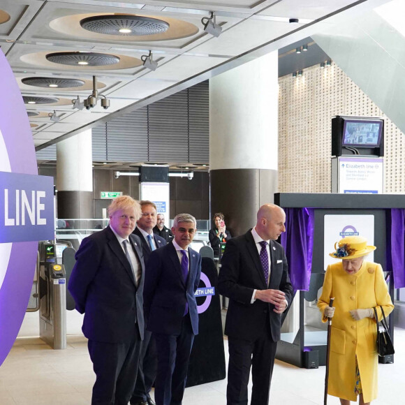 Boris Johnson, Grant Shapps, Secrétaire des Transports, Sadiq Khan, maire de Londres, le commissaire des transports de Londres Andy Byford, la reine Elizabeth II et son fils le prince Edward à Paddington station à London pour l'inauguration de la Elizabeth Line le 17 mai 2022. Photo by Ian West/PA Wire/ABACAPRESS.COM