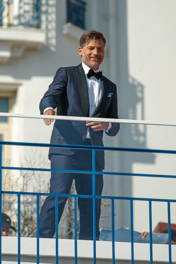 Nikolaj Coster-Waldau et sa femme Nukaaka au balcon de l'hôtel "Martinez" lors du 75ème Festival International du Film de Cannes, le 17 mai 2022. 