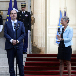 Passation de pouvoirs entre l'ancien Premier ministre français, Jean Castex et la nouvelle Première ministre française, Elisabeth Borne à l Hôtel de Matignon à Paris, France, le 16 mai 2022