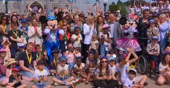 Brigitte Macron, Didier Deschamps et Jean-Luc Reichmann lors d'une sortie de 400 enfants à Disneyland Paris grâce La Fondation Hôpitaux de Paris-Hôpitaux de France, que Brigitte Macron préside.