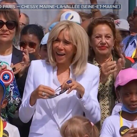 Brigitte Macron, Didier Deschamps et Jean-Luc Reichmann lors d'une sortie de 400 enfants à Disneyland Paris grâce La Fondation Hôpitaux de Paris-Hôpitaux de France, que Brigitte Macron préside.