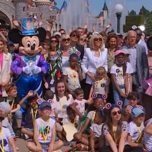 Brigitte Macron, Didier Deschamps et Jean-Luc Reichmann lors d'une sortie de 400 enfants à Disneyland Paris grâce La Fondation Hôpitaux de Paris-Hôpitaux de France, que Brigitte Macron préside.