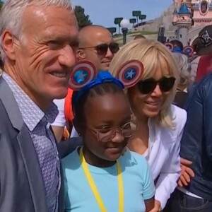 Brigitte Macron, Didier Deschamps et Jean-Luc Reichmann lors d'une sortie de 400 enfants à Disneyland Paris grâce La Fondation Hôpitaux de Paris-Hôpitaux de France, que Brigitte Macron préside.