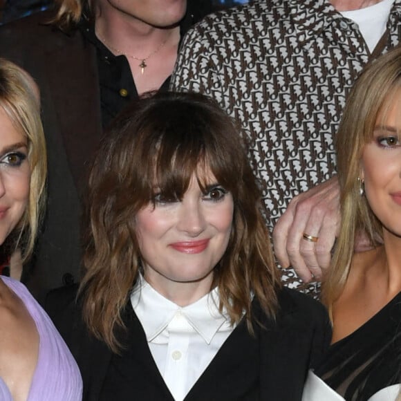 Cara Buono, Winona Ryder et Millie Bobby Brown - Photocall de la quatrième saison de la série "Stranger Things" aux Studios Netflix à New York, le 14 mai 2022.