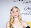 Elle Fanning au photocall du dîner "L'Oréal" lors du 75ème Festival International du Film de Cannes, le 18 mai 2022. 