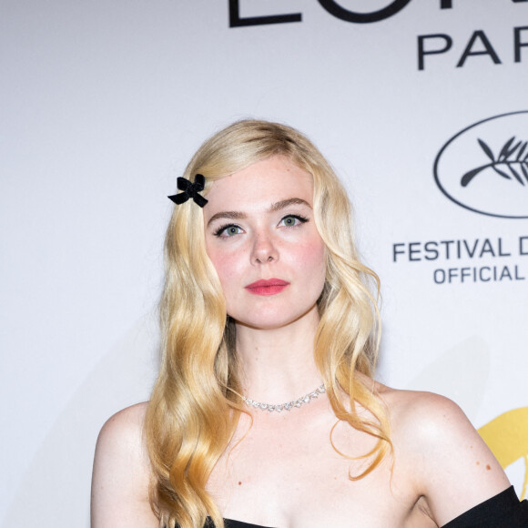 Elle Fanning au photocall du dîner "L'Oréal" lors du 75ème Festival International du Film de Cannes, le 18 mai 2022. 