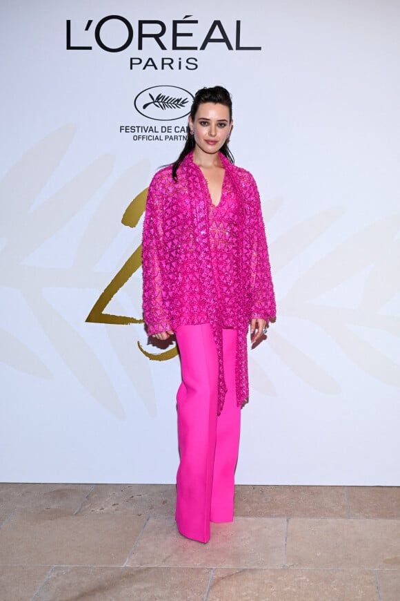 Katherine Langford au photocall du dîner "L'Oréal" lors du 75ème Festival International du Film de Cannes, le 18 mai 2022. 