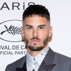 Baptiste Giabiconi au photocall du dîner "L'Oréal" lors du 75ème Festival International du Film de Cannes, le 18 mai 2022. 