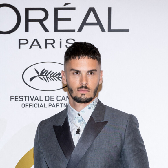 Baptiste Giabiconi au photocall du dîner "L'Oréal" lors du 75ème Festival International du Film de Cannes, le 18 mai 2022. 