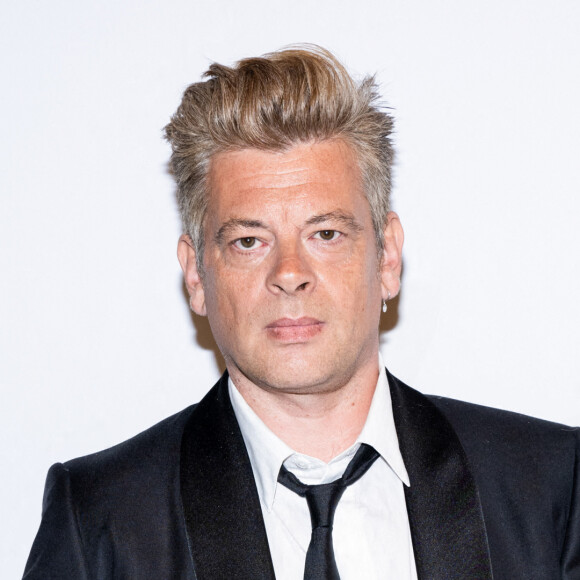 Benjamin Biolay au photocall du dîner "L'Oréal" lors du 75ème Festival International du Film de Cannes, le 18 mai 2022. 