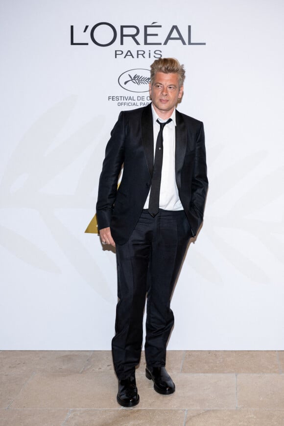Benjamin Biolay au photocall du dîner "L'Oréal" lors du 75ème Festival International du Film de Cannes, le 18 mai 2022. 