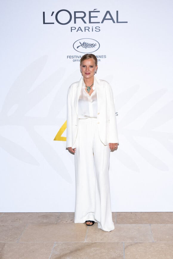 Joanna Kulig au photocall du dîner "L'Oréal" lors du 75ème Festival International du Film de Cannes, le 18 mai 2022. 