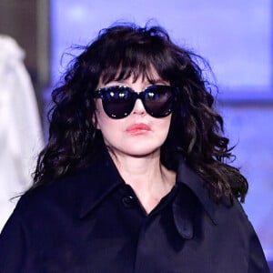 Isabelle Adjani - Défilé de mode prêt-à-porter automne-hiver 2022/2023 AMI lors de la fashion week de Paris. Le 19 janvier 2022 