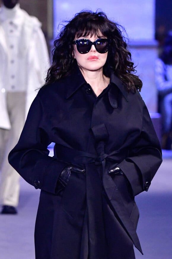 Isabelle Adjani - Défilé de mode prêt-à-porter automne-hiver 2022/2023 AMI lors de la fashion week de Paris. Le 19 janvier 2022 