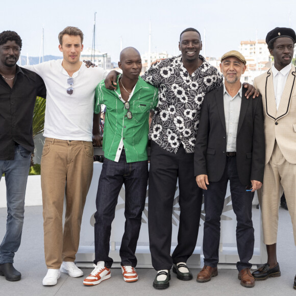 Alassane Sy, Jonas Bloquet, Alassane Diong, Omar Sy, le réalisateur Mathieu Vadepied et Bamar Kane au photocall du film "Tirailleurs" (Un certain regard) lors du 75ème Festival International du Film de Cannes, le 19 mai 2022. © Cyril Moreau / Bestimage 