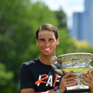 Rafael Nadal pose avec son trophée du tournoi de Melbourne, son 21ème titre en Grand Chelem le 31 janvier 2022. © Antoine Couvercelle / Panoramic / Bestimage