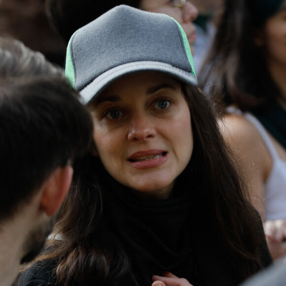 Marion Cotillard - Marche pour le futur entre la place de la Bastille et la place de la République à Paris, France, le 09 avril 2022. © Christophe Clovis / Bestimage 