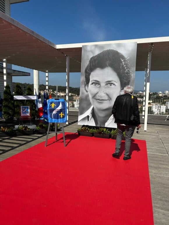 Exclusif - Inauguration de la photographie de Daniel Angeli, accompagné de ses deux filles, Caroline et Charlotte, et de David Lisnard, maire de Cannes, son célèbre cliché de Simone Veil immortalisée en 1974 et qui sera accrochée le 21 mai au fronton de l'hôpital qui porte son nom à Cannes, France, le 19 mai 2022.