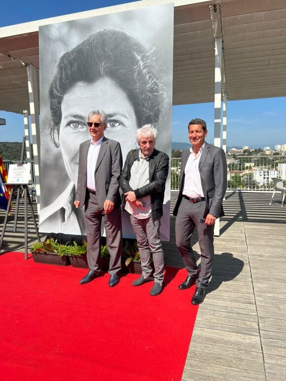 Exclusif - Inauguration de la photographie de Daniel Angeli, accompagné de ses deux filles, Caroline et Charlotte, et de David Lisnard, maire de Cannes, son célèbre cliché de Simone Veil immortalisée en 1974 et qui sera accrochée le 21 mai au fronton de l'hôpital qui porte son nom à Cannes, France, le 19 mai 2022.