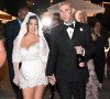 Kourtney Kardashian et Travis Barker se promènent sur le port de Portofino après leur cérémonie de mariage. Après Las Vegas et Los Angeles, Kourtney Kardashian et son mari Travis Barker se remarient à Portofino en Italie.