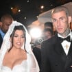 Kourtney Kardashian sexy dans sa robe, Travis Barker champagne à la main : leur mariage de folie en photos !