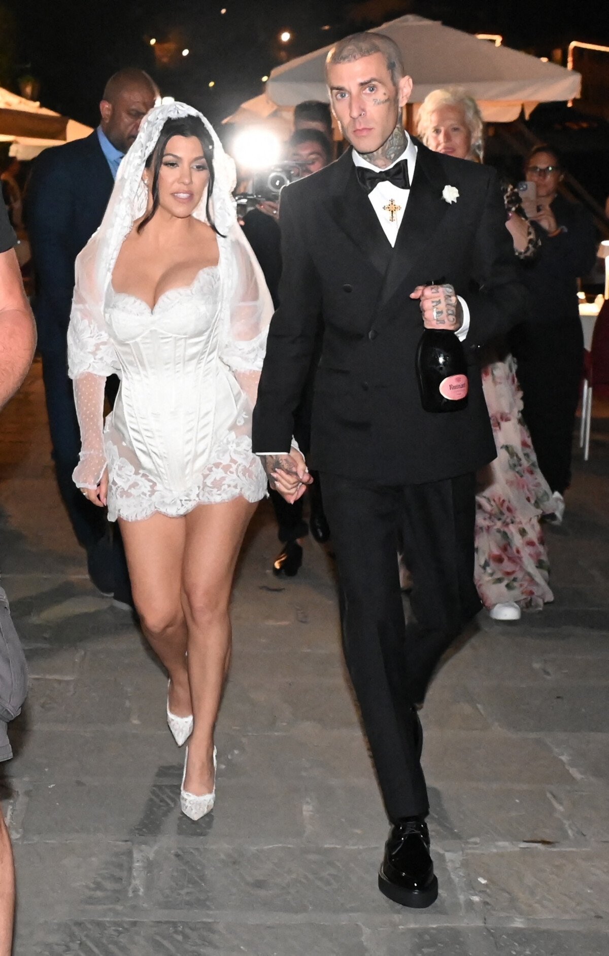 Photo Kourtney Kardashian et Travis Barker se promènent sur le port