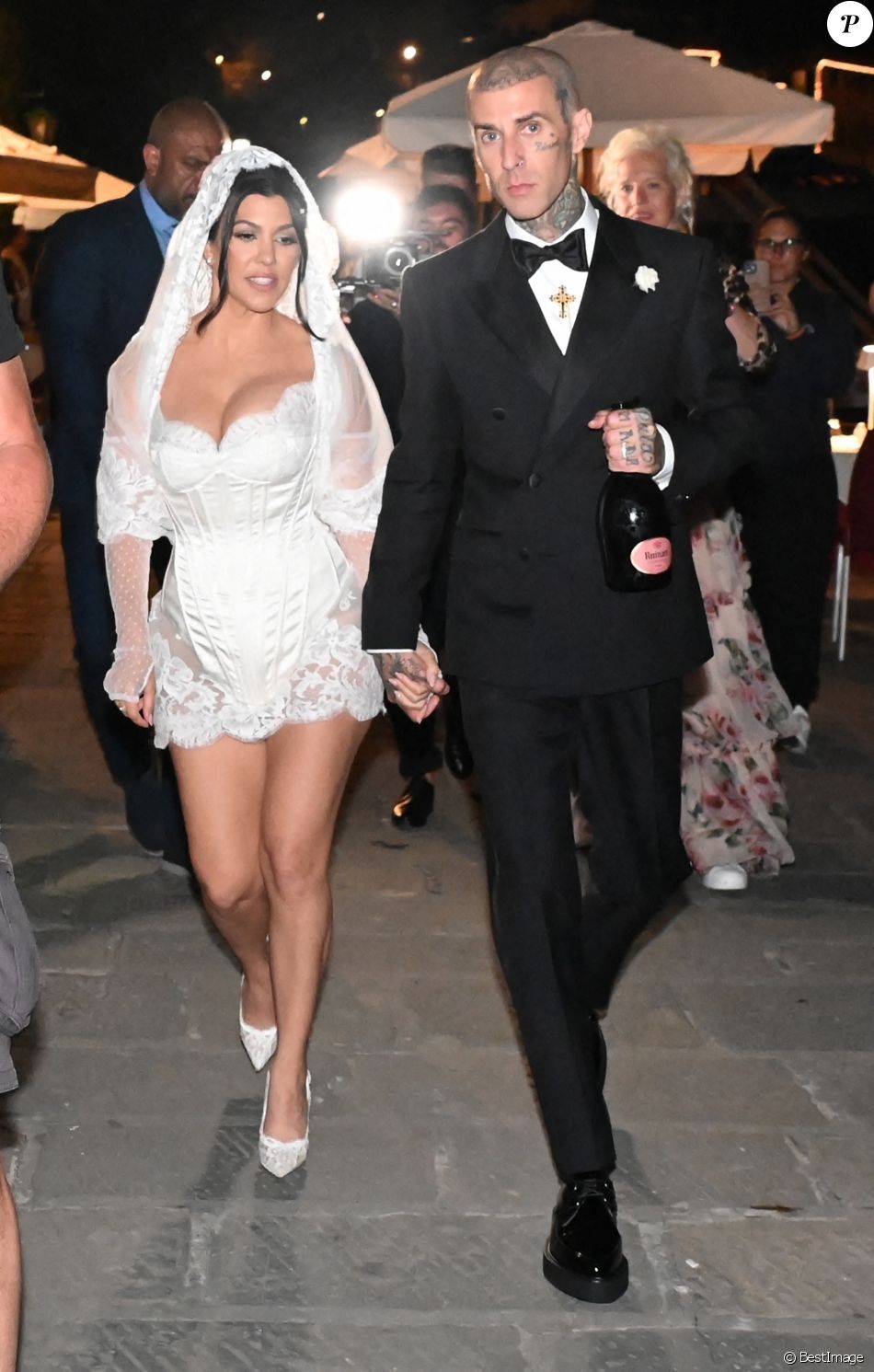 Kourtney Kardashian et Travis Barker se promènent sur le port de