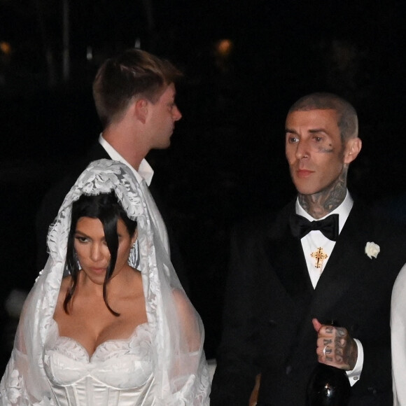 Kourtney Kardashian et Travis Barker se promènent sur le port de Portofino après leur cérémonie de mariage. Après Las Vegas et Los Angeles, Kourtney Kardashian et son mari Travis Barker se remarient à Portofino en Italie. Pour l'occasion, la famille Kardashian au grand complet (Kris Jenner, Kendall Jenner, Kylie Jenner, Khloe Kardashian, Kim Kardashian, avec compagnons et enfants) et leurs amis (Machine Gun Kelly, Megan Fox, Stefano Gabbana, etc...) ont répondu présents. La cérémonie avait lieu dans un endroit paradisiaque à l'abri de tous les regards. Portofino, le 22 mai 2022.
