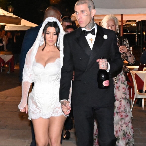 Kourtney Kardashian et Travis Barker se promènent sur le port de Portofino après leur cérémonie de mariage. Après Las Vegas et Los Angeles, Kourtney Kardashian et son mari Travis Barker se remarient à Portofino en Italie. Pour l'occasion, la famille Kardashian au grand complet (Kris Jenner, Kendall Jenner, Kylie Jenner, Khloe Kardashian, Kim Kardashian, avec compagnons et enfants) et leurs amis (Machine Gun Kelly, Megan Fox, Stefano Gabbana, etc...) ont répondu présents. La cérémonie avait lieu dans un endroit paradisiaque à l'abri de tous les regards. Portofino, le 22 mai 2022.