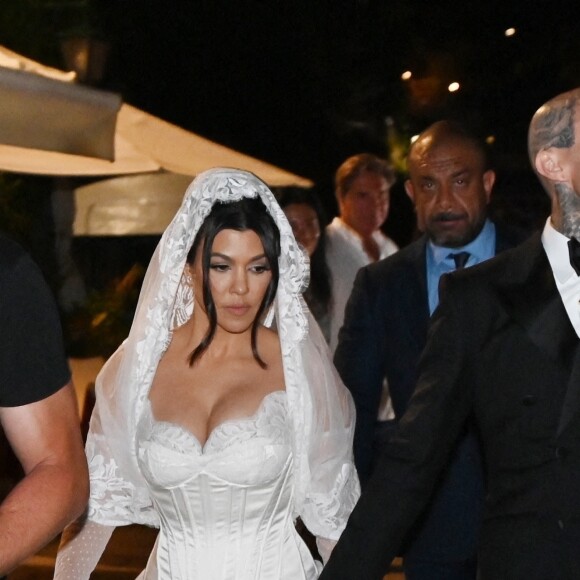 Kourtney Kardashian et Travis Barker se promènent sur le port de Portofino après leur cérémonie de mariage. Après Las Vegas et Los Angeles, Kourtney Kardashian et son mari Travis Barker se remarient à Portofino en Italie. Pour l'occasion, la famille Kardashian au grand complet (Kris Jenner, Kendall Jenner, Kylie Jenner, Khloe Kardashian, Kim Kardashian, avec compagnons et enfants) et leurs amis (Machine Gun Kelly, Megan Fox, Stefano Gabbana, etc...) ont répondu présents. La cérémonie avait lieu dans un endroit paradisiaque à l'abri de tous les regards. Portofino, le 22 mai 2022.