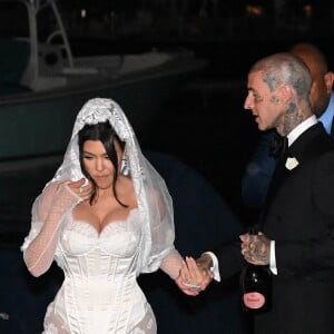 Kourtney Kardashian et Travis Barker se promènent sur le port de Portofino après leur cérémonie de mariage. Après Las Vegas et Los Angeles, Kourtney Kardashian et son mari Travis Barker se remarient à Portofino en Italie. Pour l'occasion, la famille Kardashian au grand complet (Kris Jenner, Kendall Jenner, Kylie Jenner, Khloe Kardashian, Kim Kardashian, avec compagnons et enfants) et leurs amis (Machine Gun Kelly, Megan Fox, Stefano Gabbana, etc...) ont répondu présents. La cérémonie avait lieu dans un endroit paradisiaque à l'abri de tous les regards. Portofino, le 22 mai 2022.