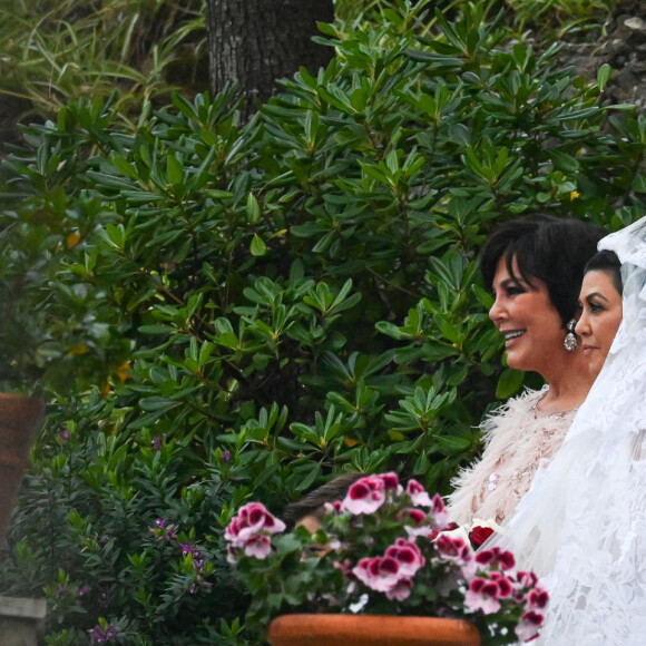 Kourtney Kardashian et Travis Barker se promènent sur le port de Portofino après leur cérémonie de mariage. Après Las Vegas et Los Angeles, Kourtney Kardashian et son mari Travis Barker se remarient à Portofino en Italie. Pour l'occasion, la famille Kardashian au grand complet (Kris Jenner, Kendall Jenner, Kylie Jenner, Khloe Kardashian, Kim Kardashian, avec compagnons et enfants) et leurs amis (Machine Gun Kelly, Megan Fox, Stefano Gabbana, etc...) ont répondu présents. La cérémonie avait lieu dans un endroit paradisiaque à l'abri de tous les regards. Portofino, le 22 mai 2022.