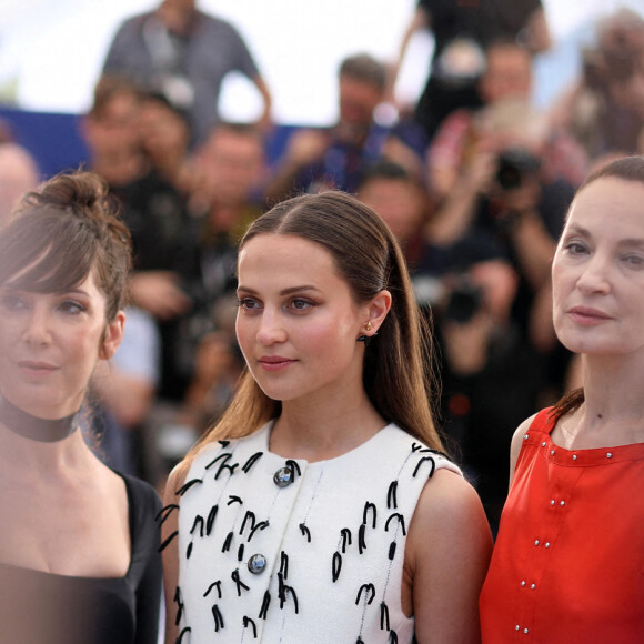 Nora Hamzawi, Alicia Vikander, Jeanne Balibar - Photocall de "Irma Vep" lors du 75ème Festival International du Film de Cannes le 21 mai 2022. © Dominique Jacovides/Bestimage 