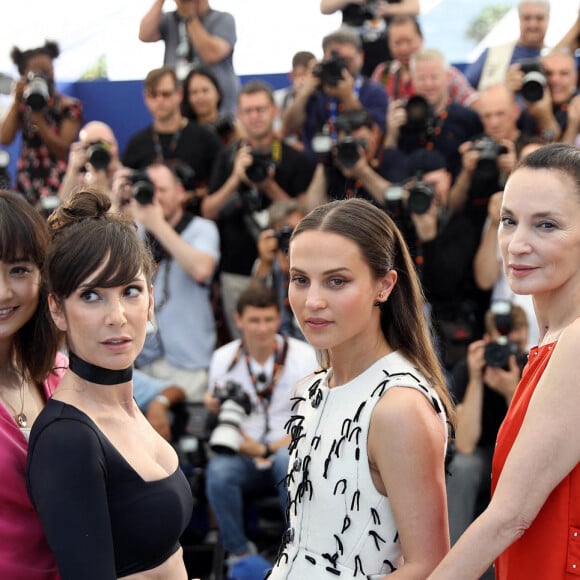 Devon Ross, Fala Chen, Nora Hamzawi, Alicia Vikander, Jeanne Balibar, Adria Arjona - Photocall de "Irma Vep" lors du 75ème Festival International du Film de Cannes le 21 mai 2022. © Dominique Jacovides/Bestimage 