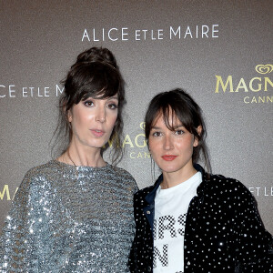 Nora Hamzawi et Anaïs Demoustier au photocall de l'after party du film "Alice et le Maire" sur la plage privée Magnum lors du 72ème Festival International du Film de Cannes, le 18 mai 2019. © Ramsamy Veeren/Bestimage 