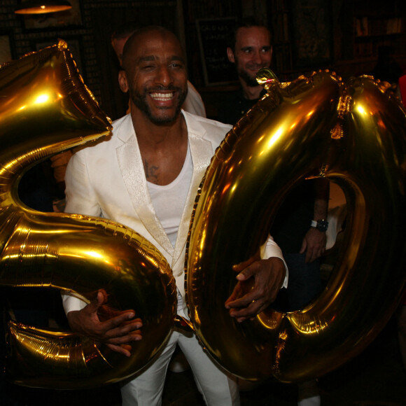 Exclusif - Stomy Bugsy - Stomy Bugsy fête son 50ème anniversaire à la fin de la représentation de la pièce "Un Jour j'irai à Détroit ! " au théâtre du Gymnase Marie-Bell à Paris le 21 mai 2022. © JLPPA/Bestimage 