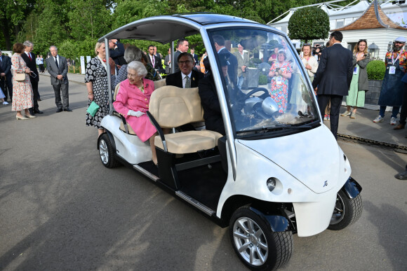 La reine Elisabeth II d'Angleterre assiste en voiturette de golf à l'exposition florale "RHS Chelsea Flower Show" au Royal Hospital à Londres, Royaume Uni, le 23 mai 2022. 