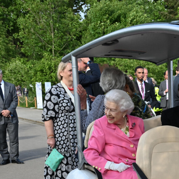 La reine Elisabeth II d'Angleterre assiste en voiturette de golf à l'exposition florale "RHS Chelsea Flower Show" au Royal Hospital à Londres, Royaume Uni, le 23 mai 2022. 