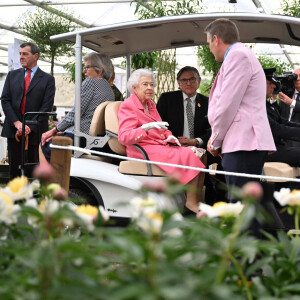 La reine Elisabeth II d'Angleterre assiste en voiturette de golf à l'exposition florale "RHS Chelsea Flower Show" au Royal Hospital à Londres, Royaume Uni, le 23 mai 2022. 