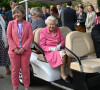 La reine Elisabeth II d'Angleterre assiste en voiturette de golf à l'exposition florale "RHS Chelsea Flower Show" au Royal Hospital à Londres, Royaume Uni, le 23 mai 2022. 