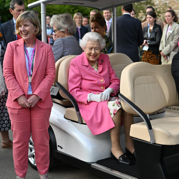 La reine Elisabeth II d'Angleterre assiste en voiturette de golf à l'exposition florale "RHS Chelsea Flower Show" au Royal Hospital à Londres, Royaume Uni, le 23 mai 2022. 
