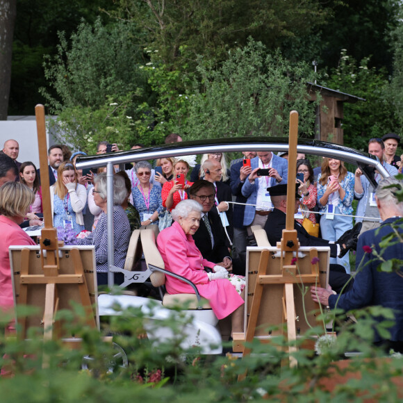 La reine Elisabeth II d'Angleterre assiste en voiturette de golf à l'exposition florale "RHS Chelsea Flower Show" au Royal Hospital à Londres, Royaume Uni, le 23 mai 2022. 