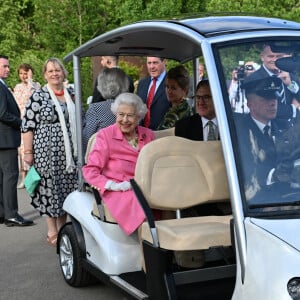 La reine Elisabeth II d'Angleterre assiste en voiturette de golf à l'exposition florale "RHS Chelsea Flower Show" au Royal Hospital à Londres, Royaume Uni, le 23 mai 2022. 