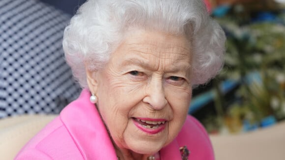 Elizabeth II : Diminuée physiquement... elle se déplace en voiturette de golf
