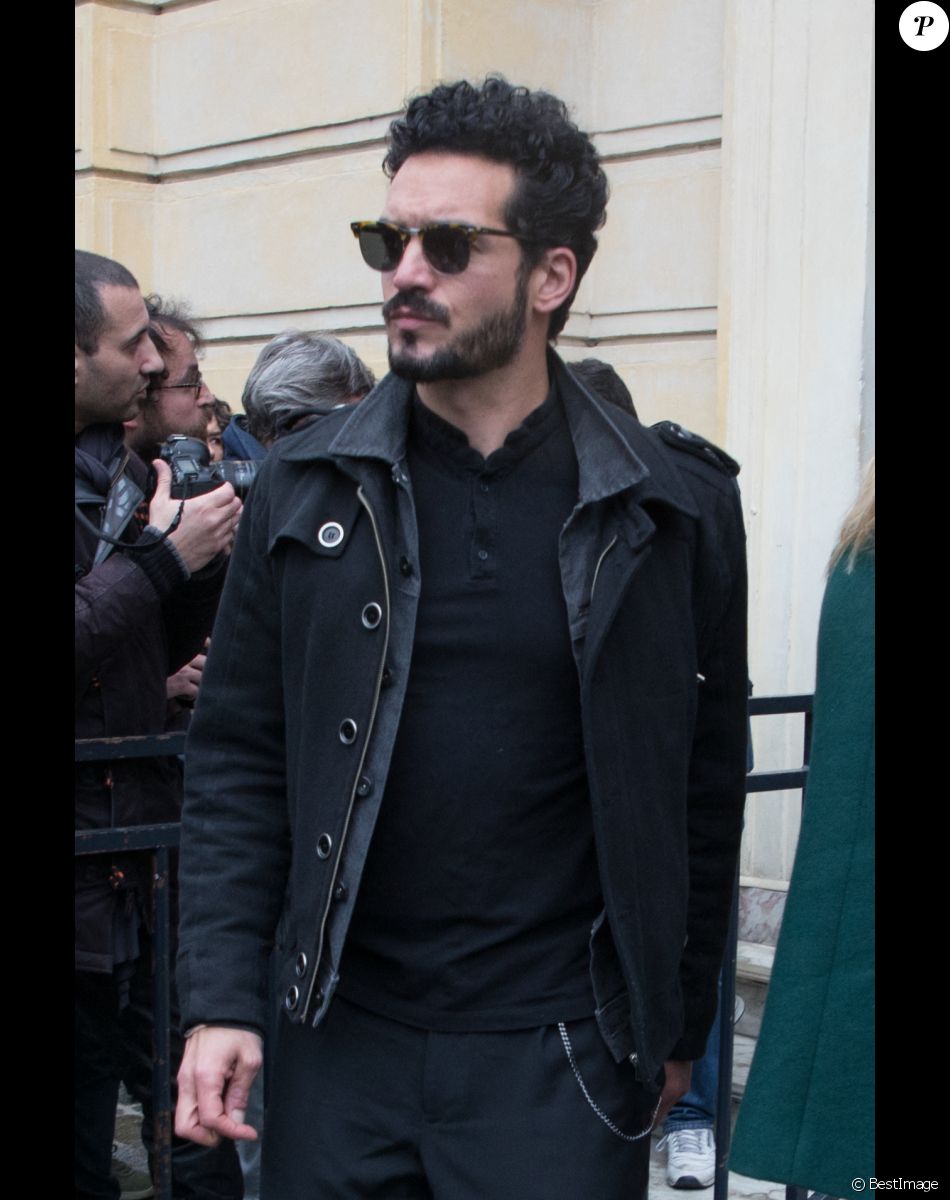 Le compagnon de Izïa Higelin à la sortie de l'hommage à Jacques Higelin au Cirque d'Hiver à Paris le 12 avril 2018.