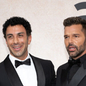 Jwan Yosef et son mari Ricky Martin lors du gala de l'amfAR à l'hôtel du Cap-Eden-Roc en parallèle du Festival de Cannes, le 26 mai 2022 à Antibes
