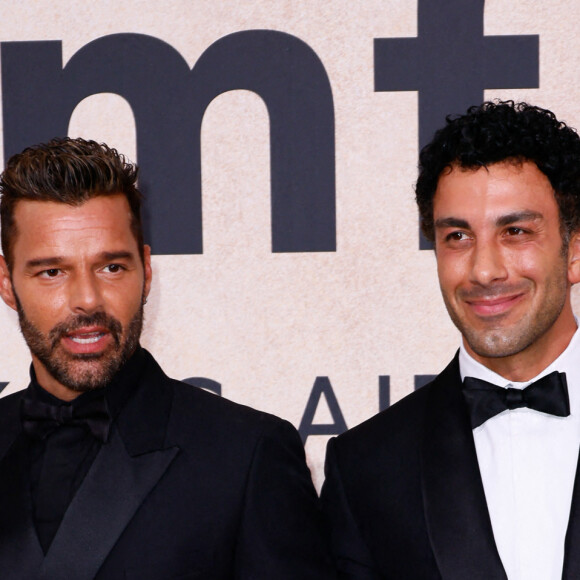 Jwan Yosef et son mari Ricky Martin lors du gala de l'amfAR à l'hôtel du Cap-Eden-Roc en parallèle du Festival de Cannes, le 26 mai 2022 à Antibes