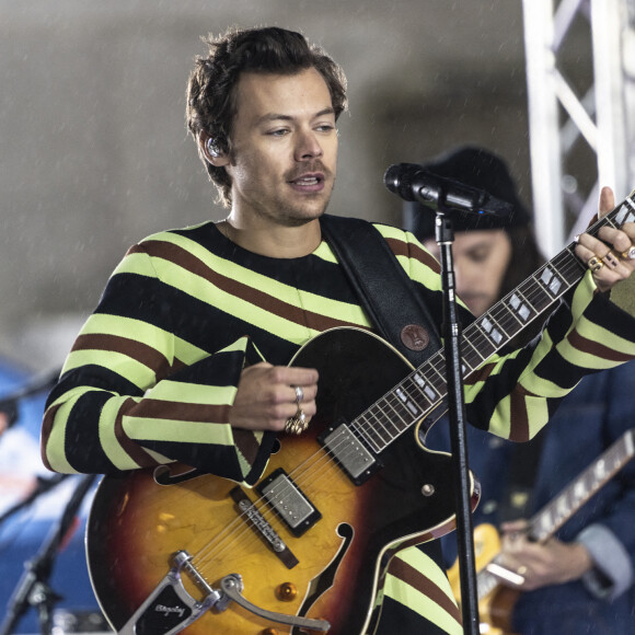 Harry Styles donne un concert devant le Rockefeller Center pour l'émission NBC Today à New York City, New York, Etats-Unis, le 19 mai 2022.. Les fans ont patienté plusieurs heures sous la pluie. Harry Styles sort son troisième album, "Harry's House". 